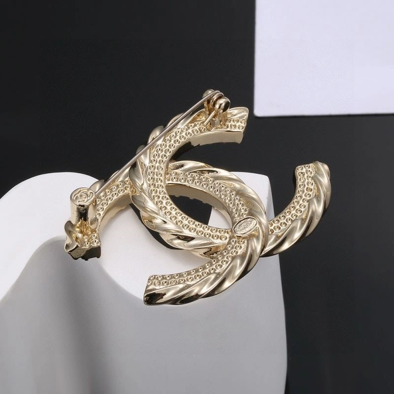 Lightweight Chanel Brooches 221938