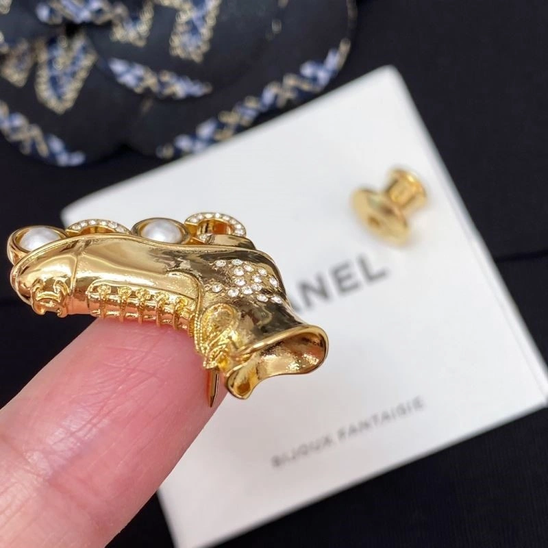 Seasonal Chanel Brooches 221930