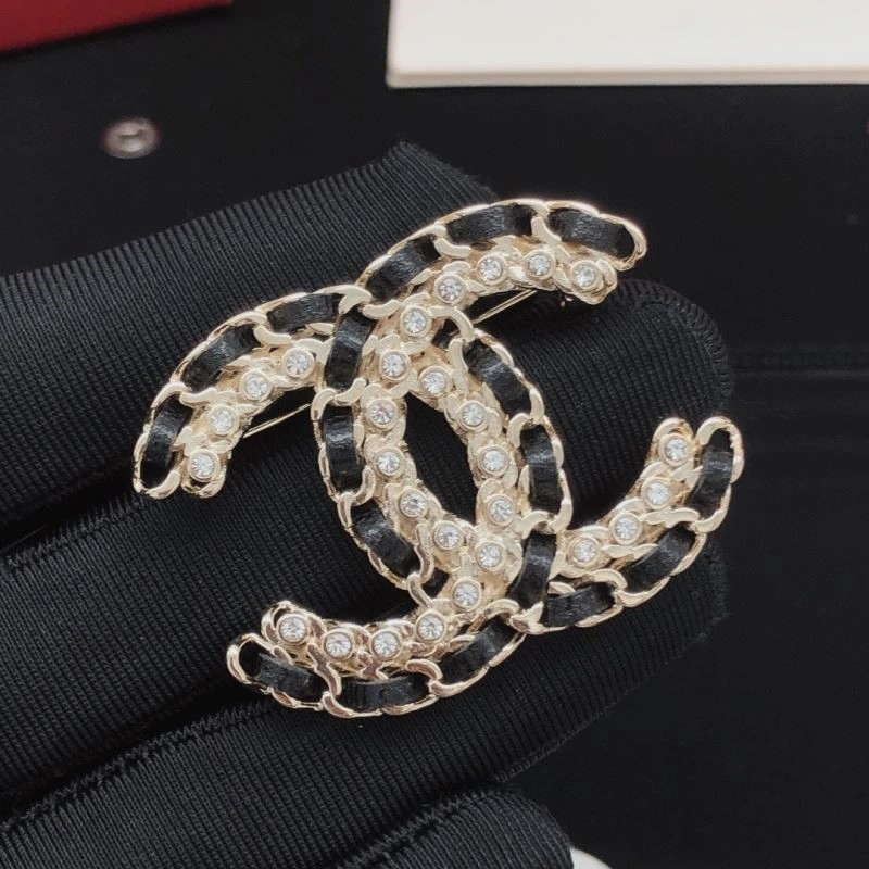 TravelReady Chanel Brooches 221921