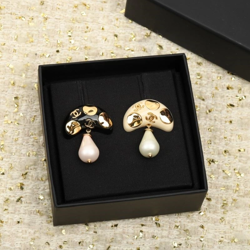 EyeCatching Chanel Brooches 221919