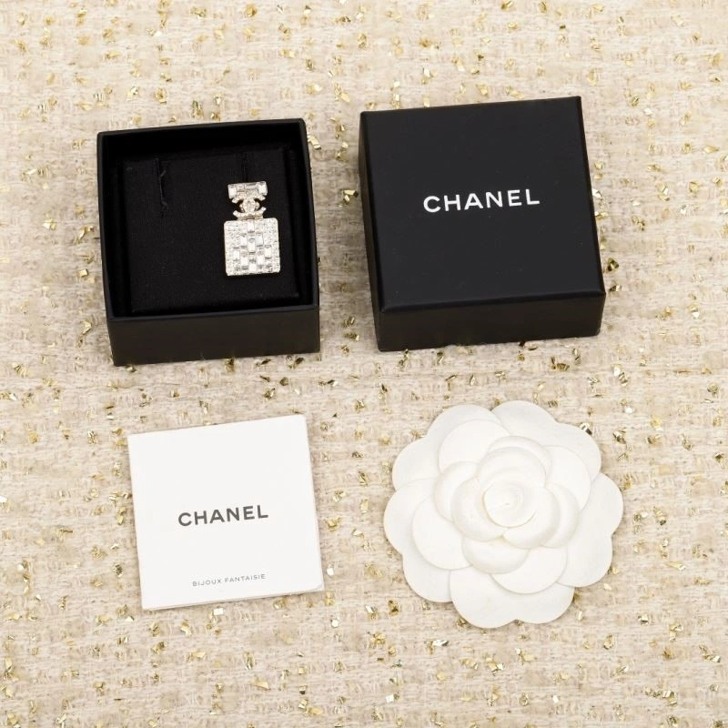 Casual Chanel Brooches 221913