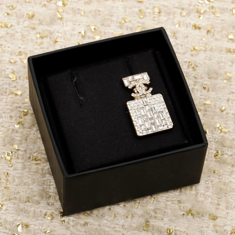 Casual Chanel Brooches 221913