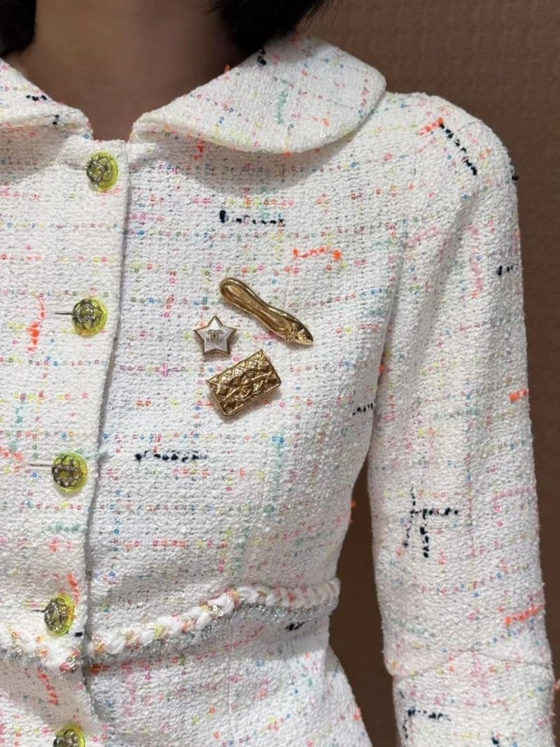 TechFriendly Chanel Brooches 221911