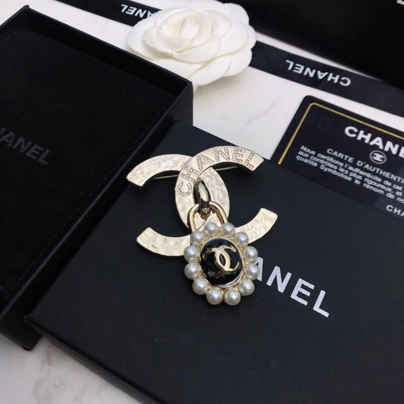 Lightweight Chanel Brooches 221880