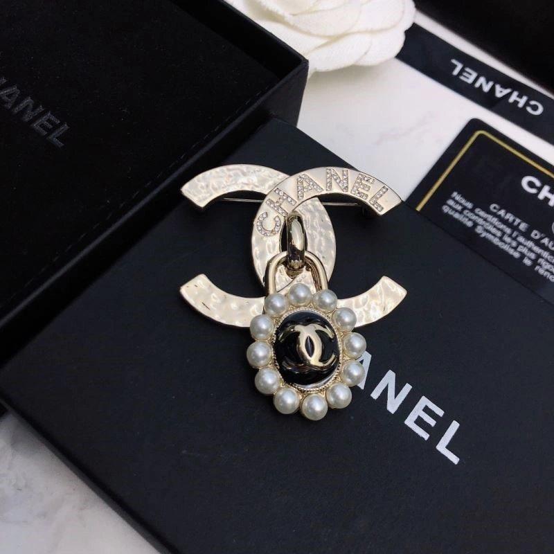Lightweight Chanel Brooches 221880