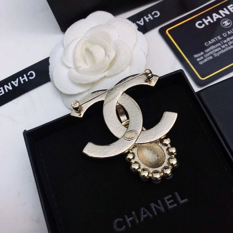 Lightweight Chanel Brooches 221880
