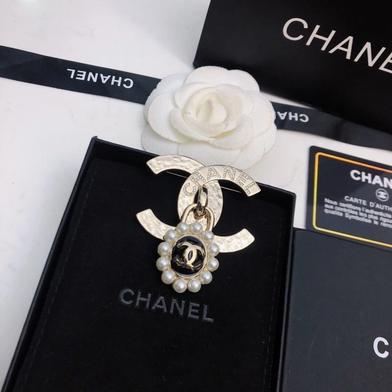 Lightweight Chanel Brooches 221880