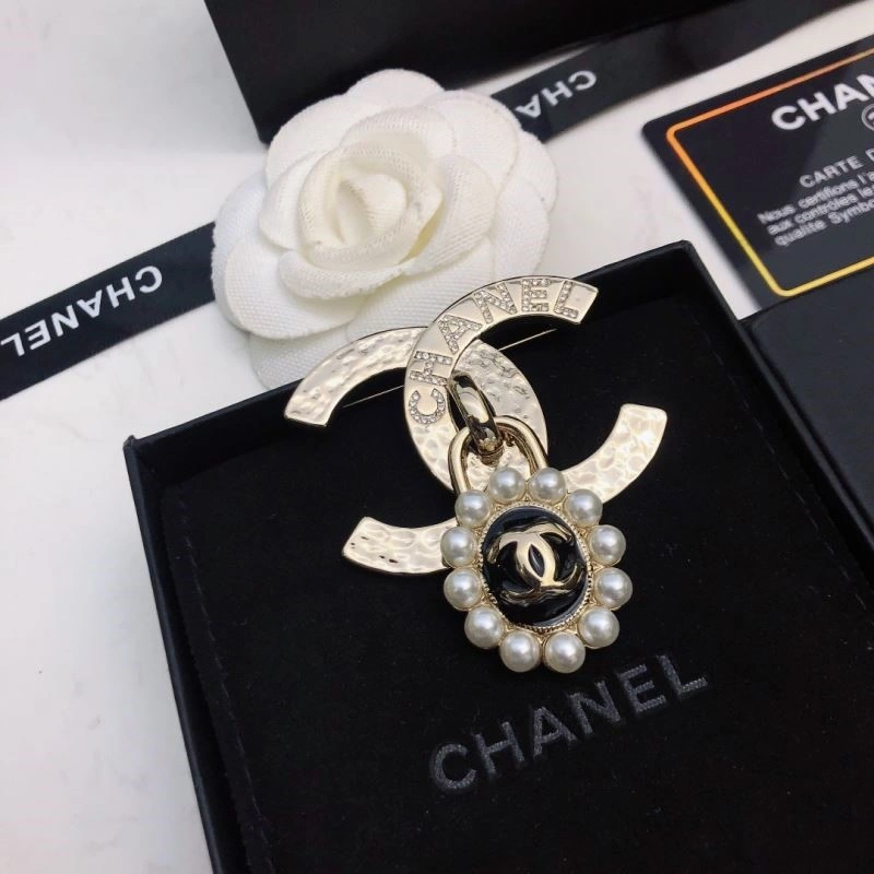 Lightweight Chanel Brooches 221880