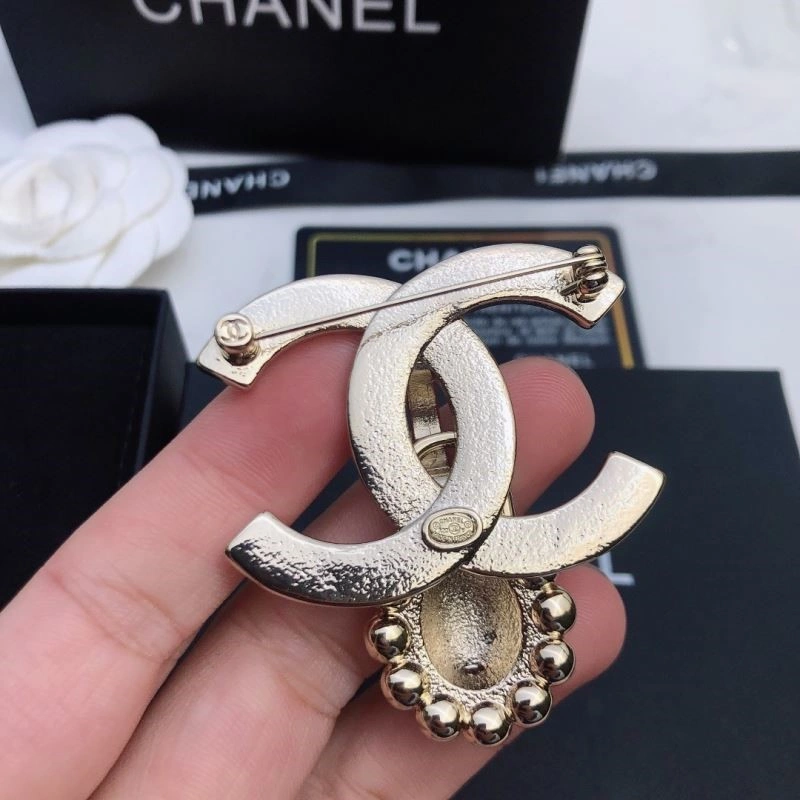 Lightweight Chanel Brooches 221880