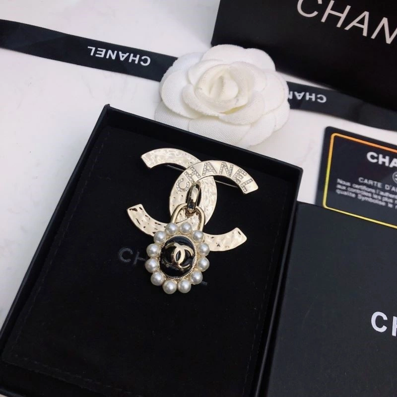 Lightweight Chanel Brooches 221880
