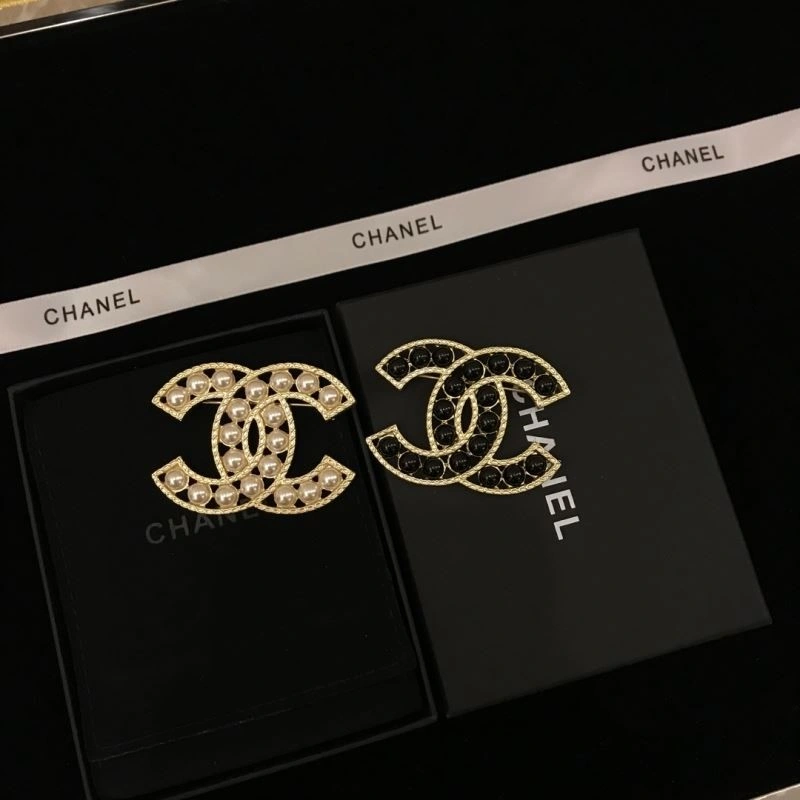 UrbanChic Chanel Brooches 221878