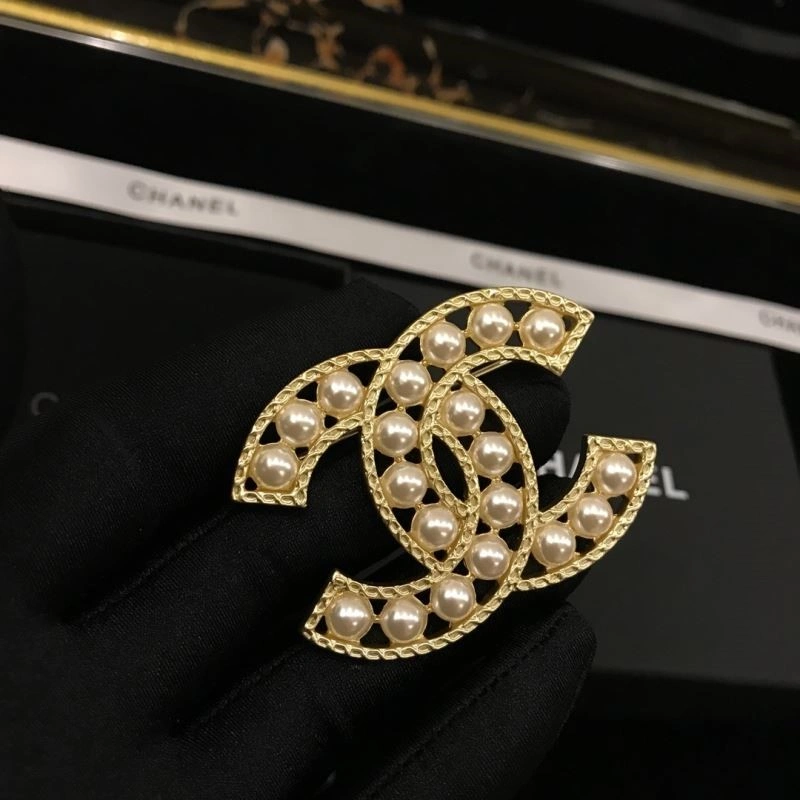 UrbanChic Chanel Brooches 221878