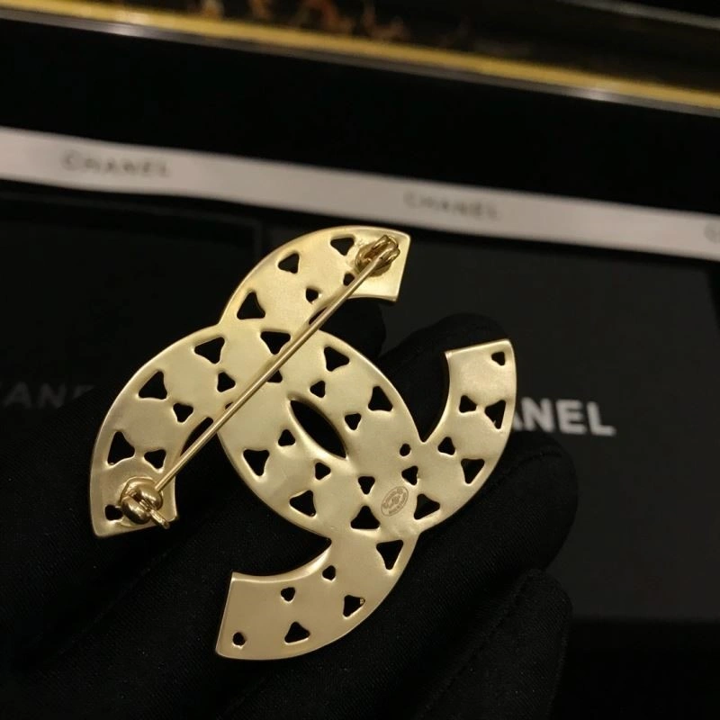 UrbanChic Chanel Brooches 221878