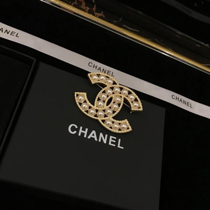 UrbanChic Chanel Brooches 221878