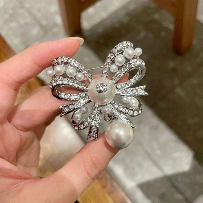 Affordable Chanel Brooches 221879
