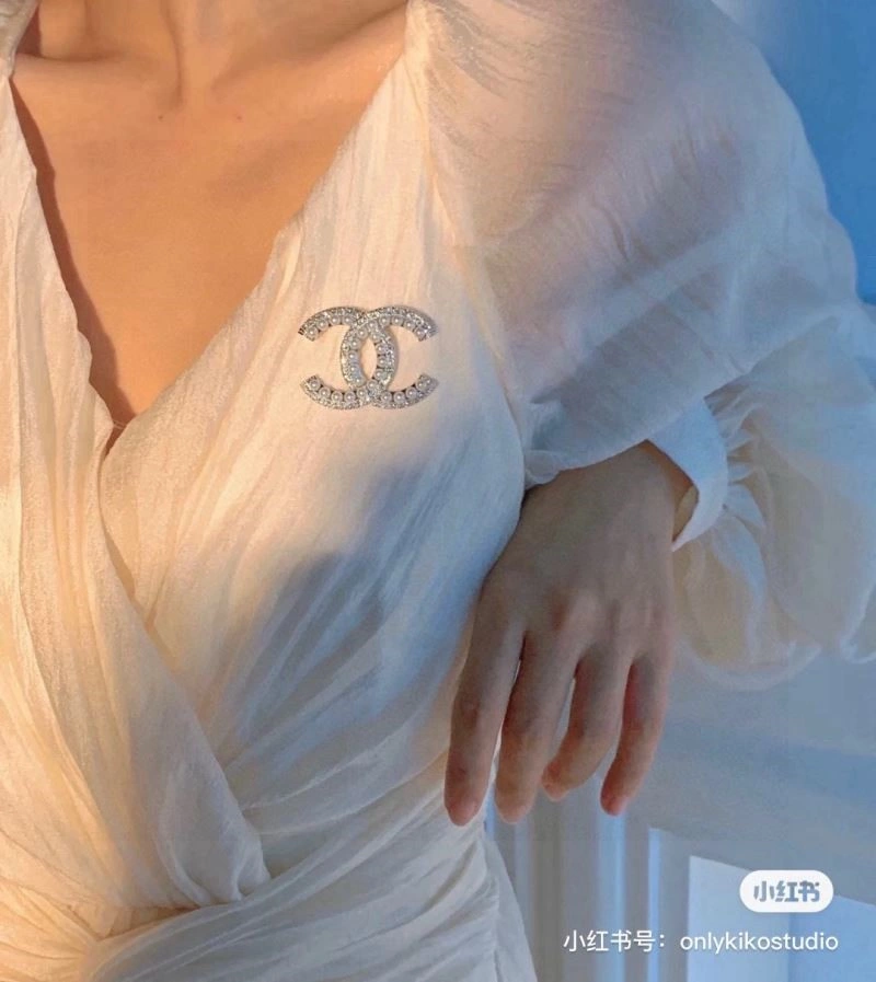 SoftTouch Chanel Brooches 221870