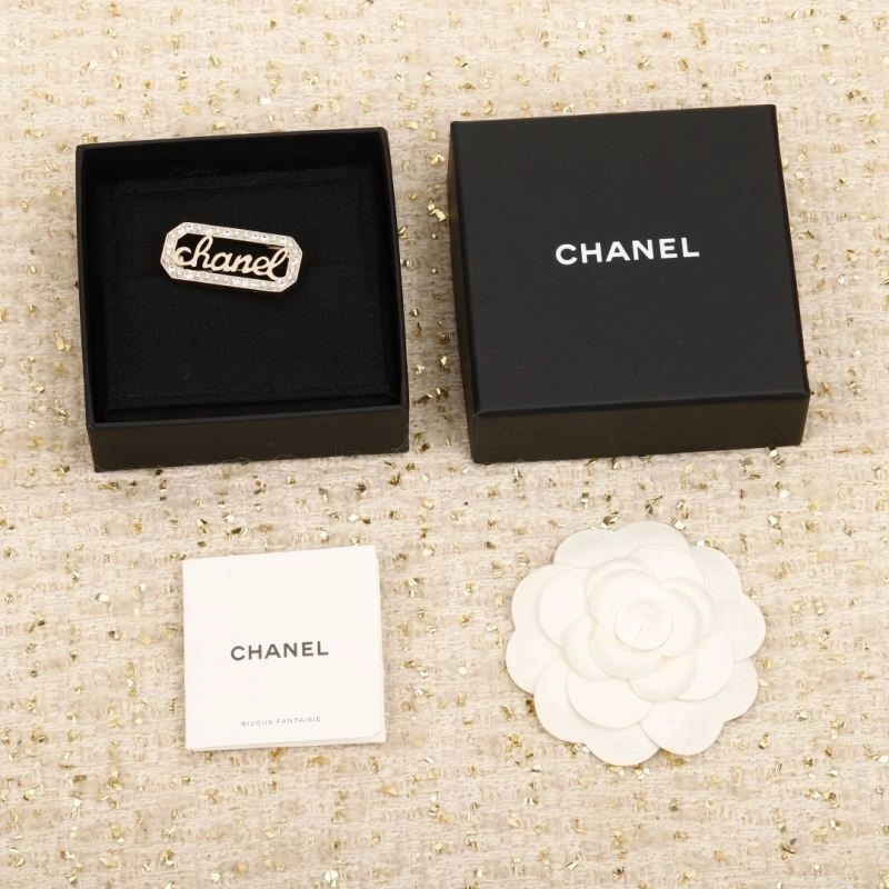 Effortless Chanel Brooches 221863
