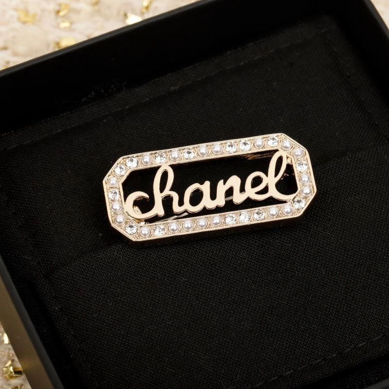Effortless Chanel Brooches 221863