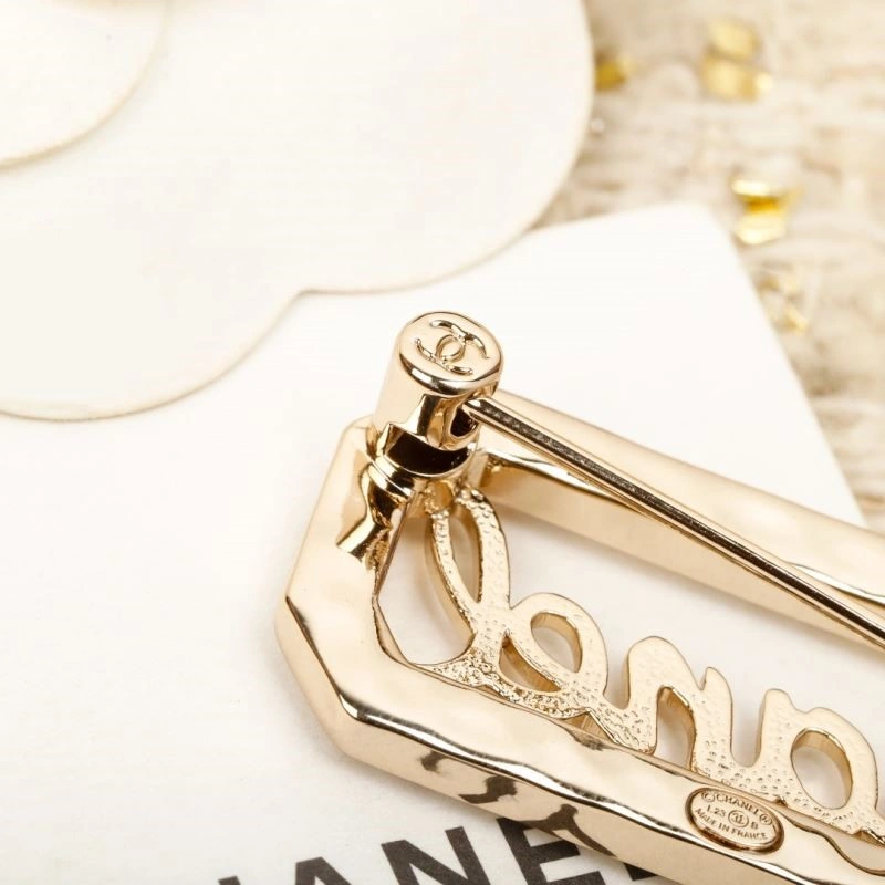 Effortless Chanel Brooches 221863