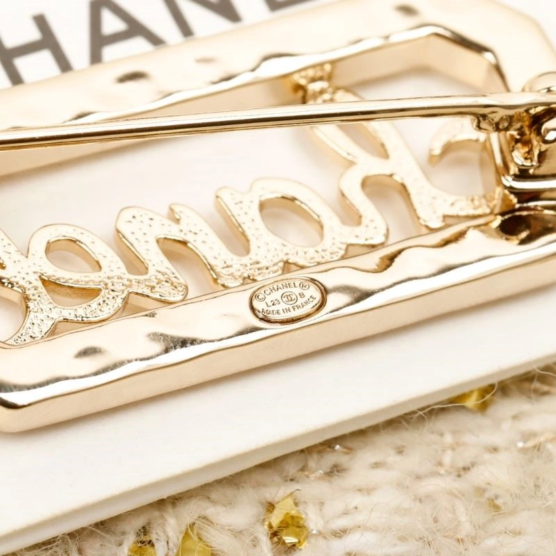 Effortless Chanel Brooches 221863