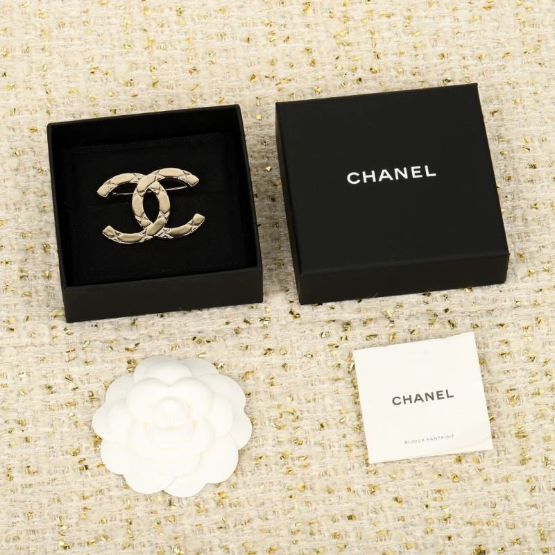 WrinkleFree Chanel Brooches 221856