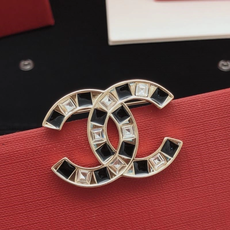 Snug Chanel Brooches 221854