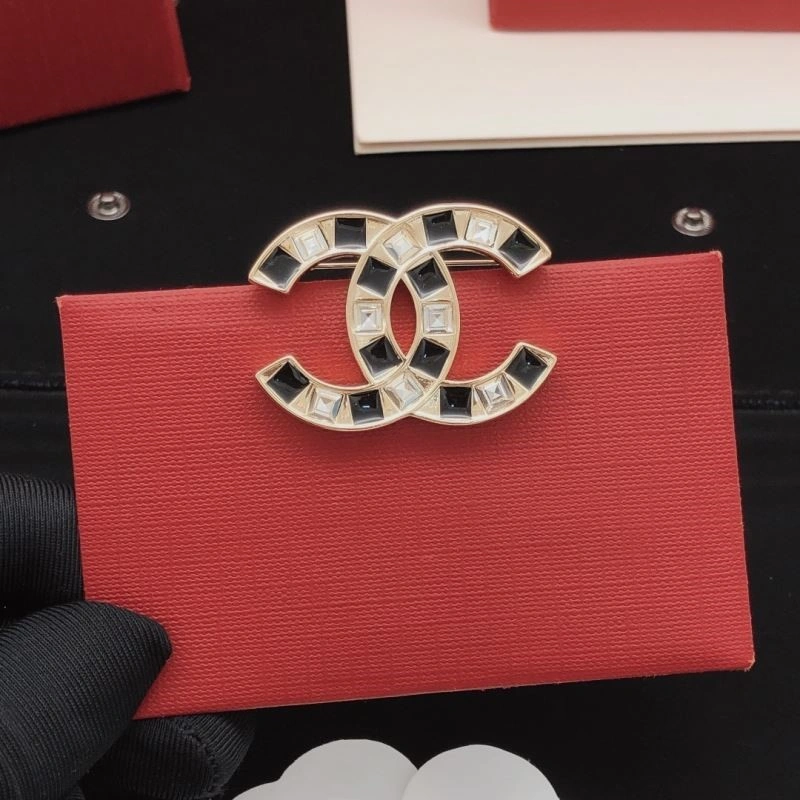 Snug Chanel Brooches 221854