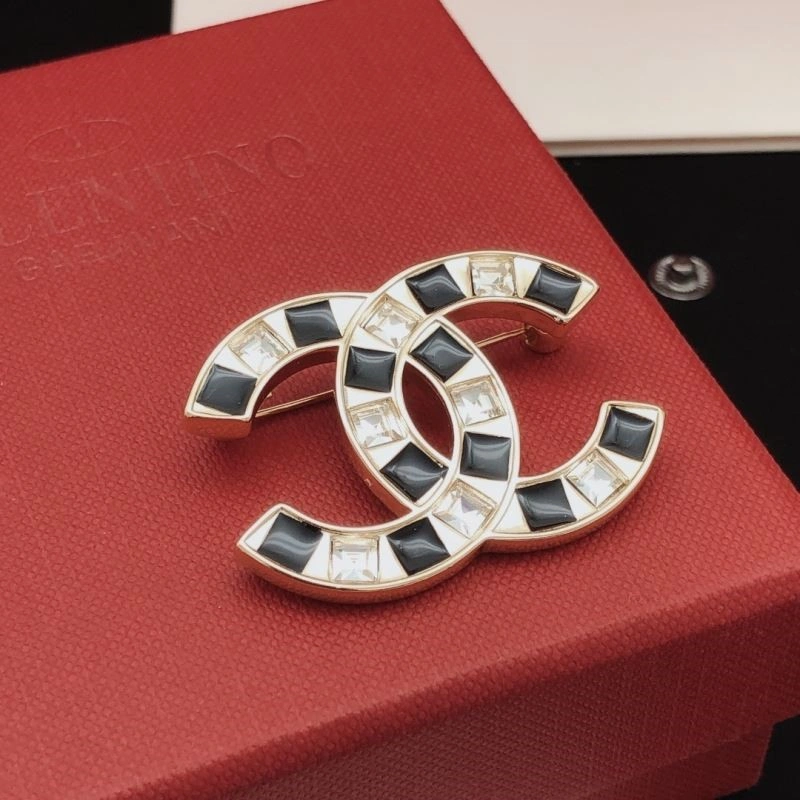 Snug Chanel Brooches 221854