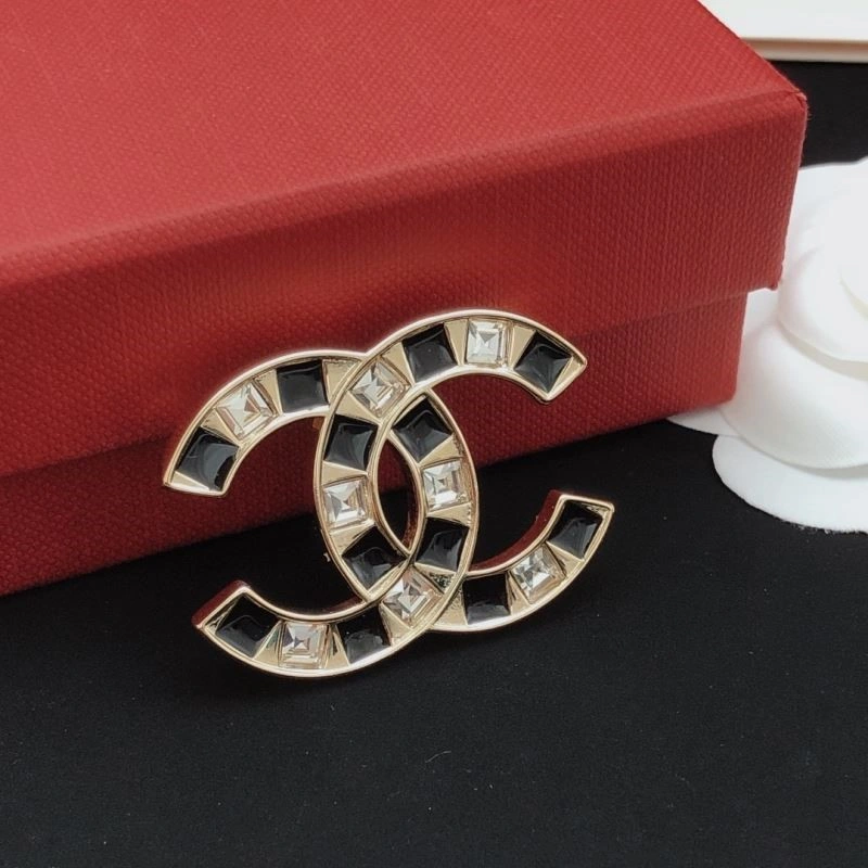 Snug Chanel Brooches 221854