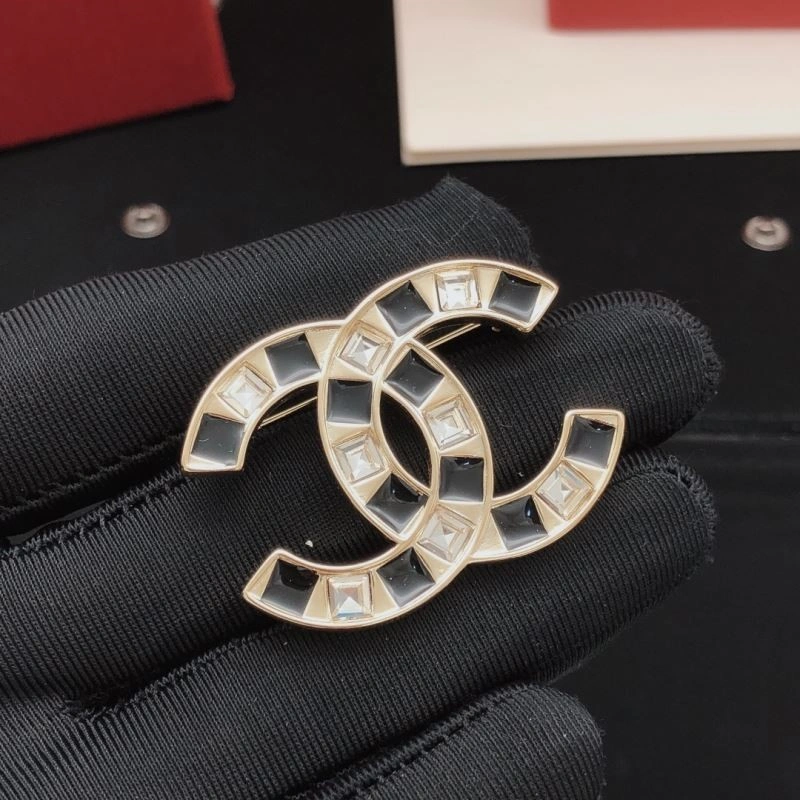 Snug Chanel Brooches 221854