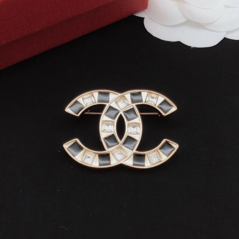 Snug Chanel Brooches 221854