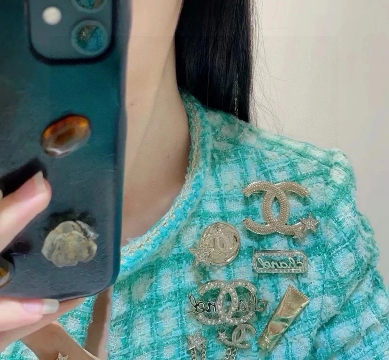 FashionForward Chanel Brooches 221847