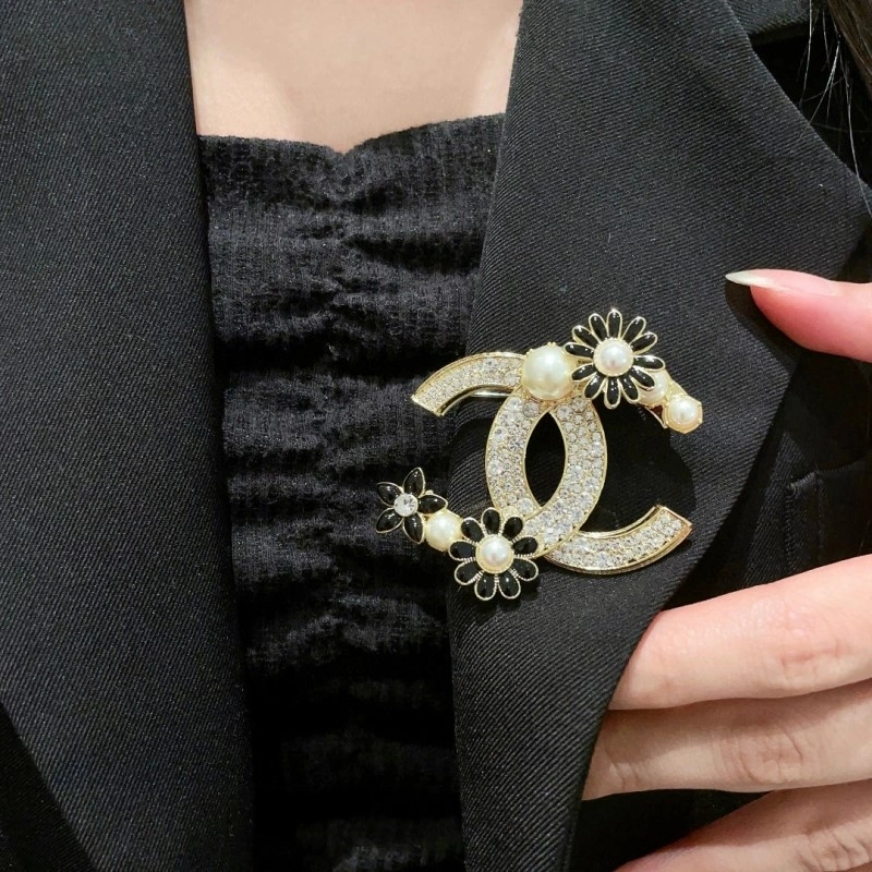 Comfortable Chanel Brooches 221823