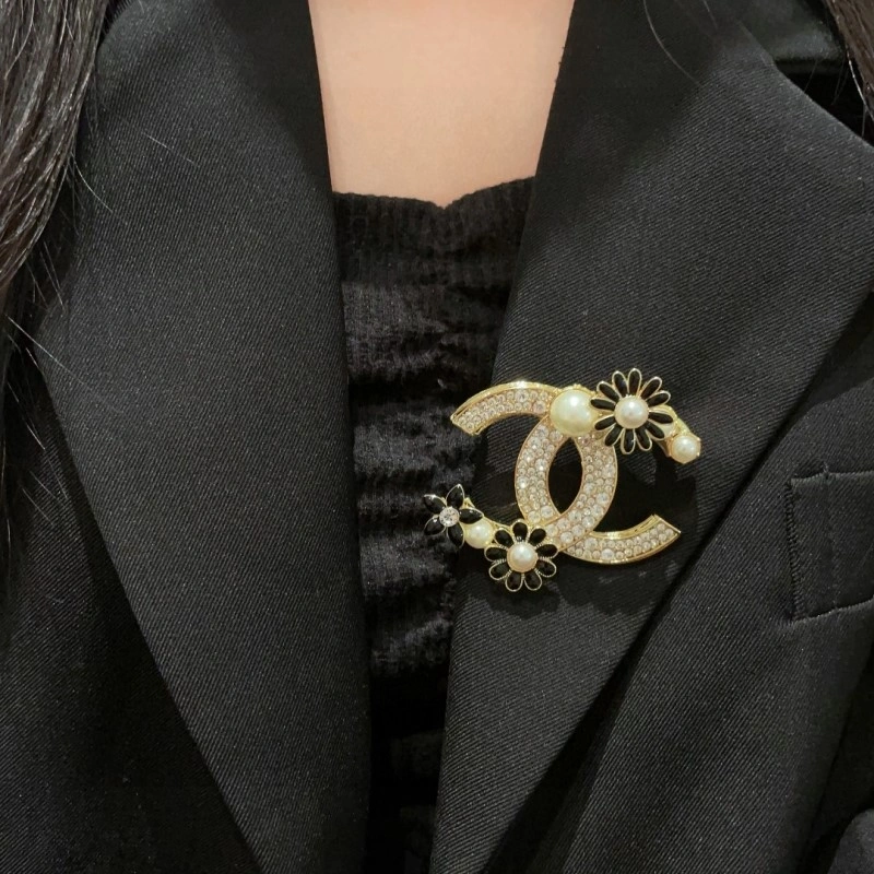 Comfortable Chanel Brooches 221823