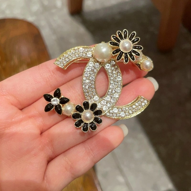 Comfortable Chanel Brooches 221823