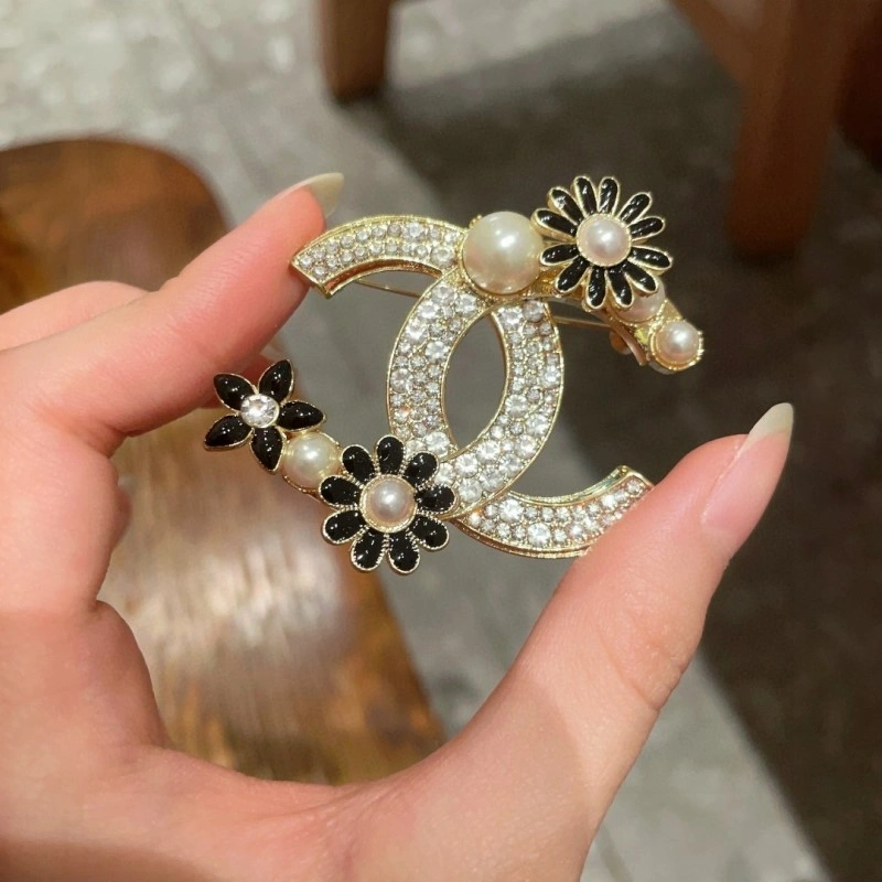 Comfortable Chanel Brooches 221823