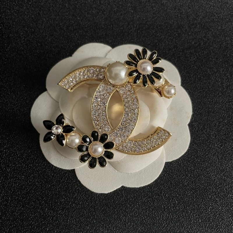 Comfortable Chanel Brooches 221823