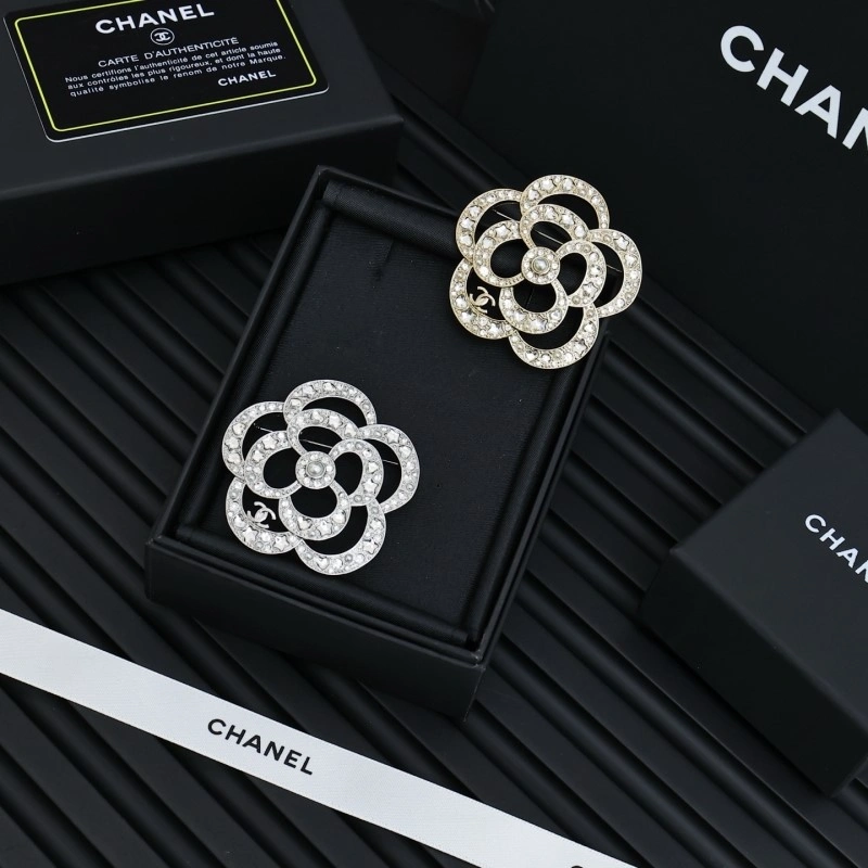 Comfortable Chanel Brooches 221813