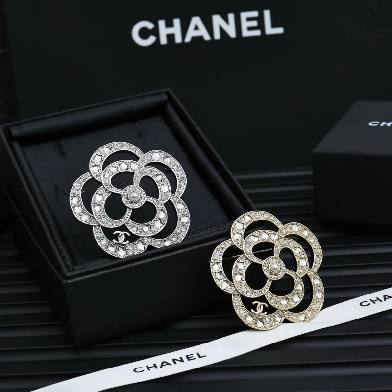 Comfortable Chanel Brooches 221813