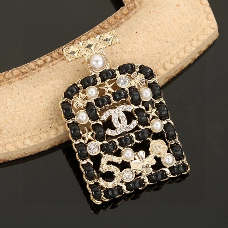 WellDesigned Chanel Brooches 221779