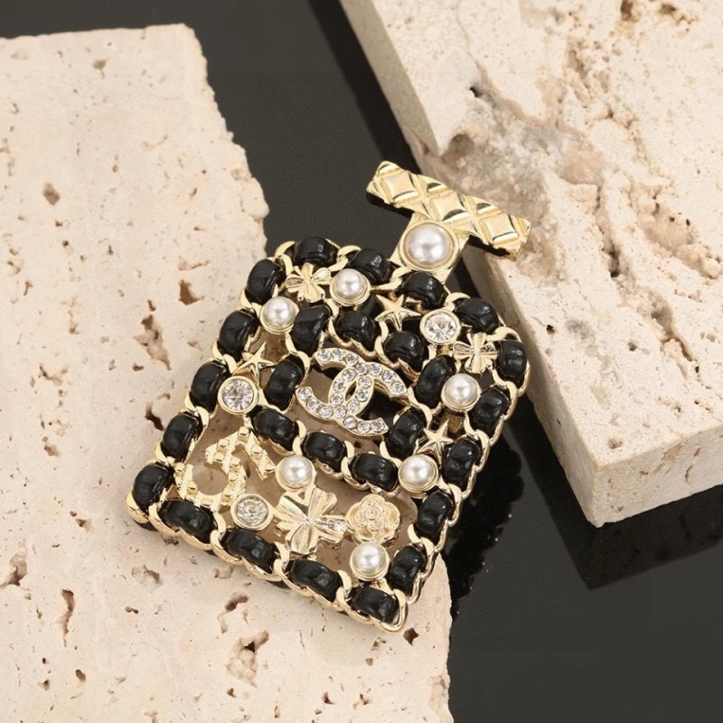 WellDesigned Chanel Brooches 221779