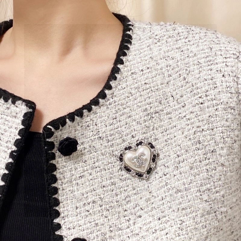 EyeCatching Chanel Brooches 221781