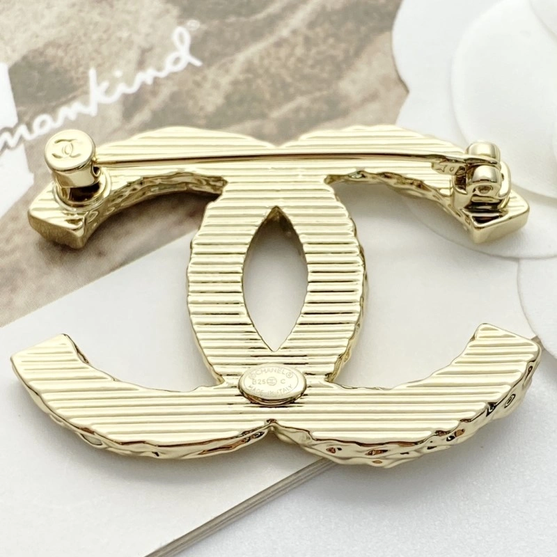 Snug Chanel Brooches 221777