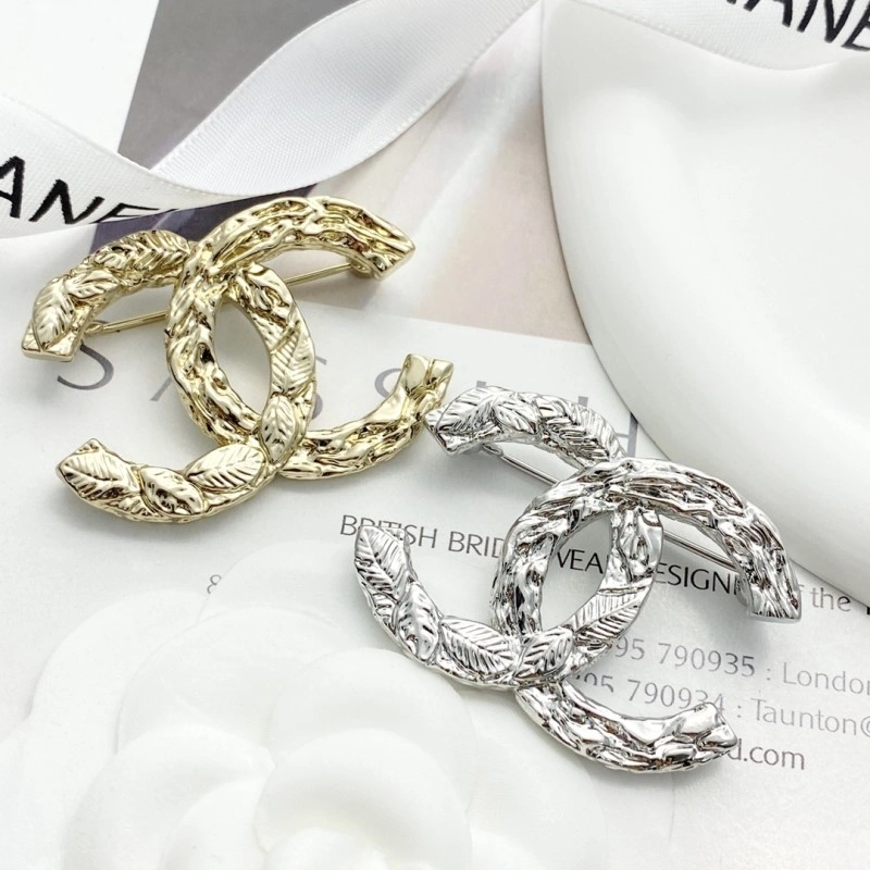 Snug Chanel Brooches 221777