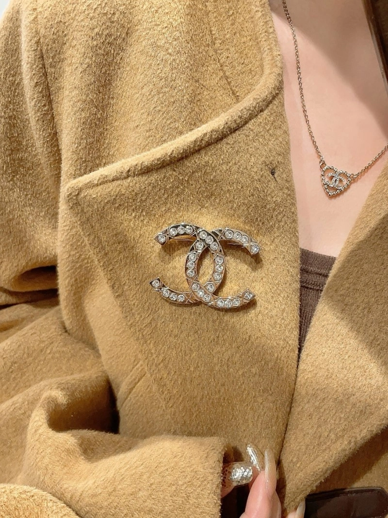 WellDesigned Chanel Brooches 221760
