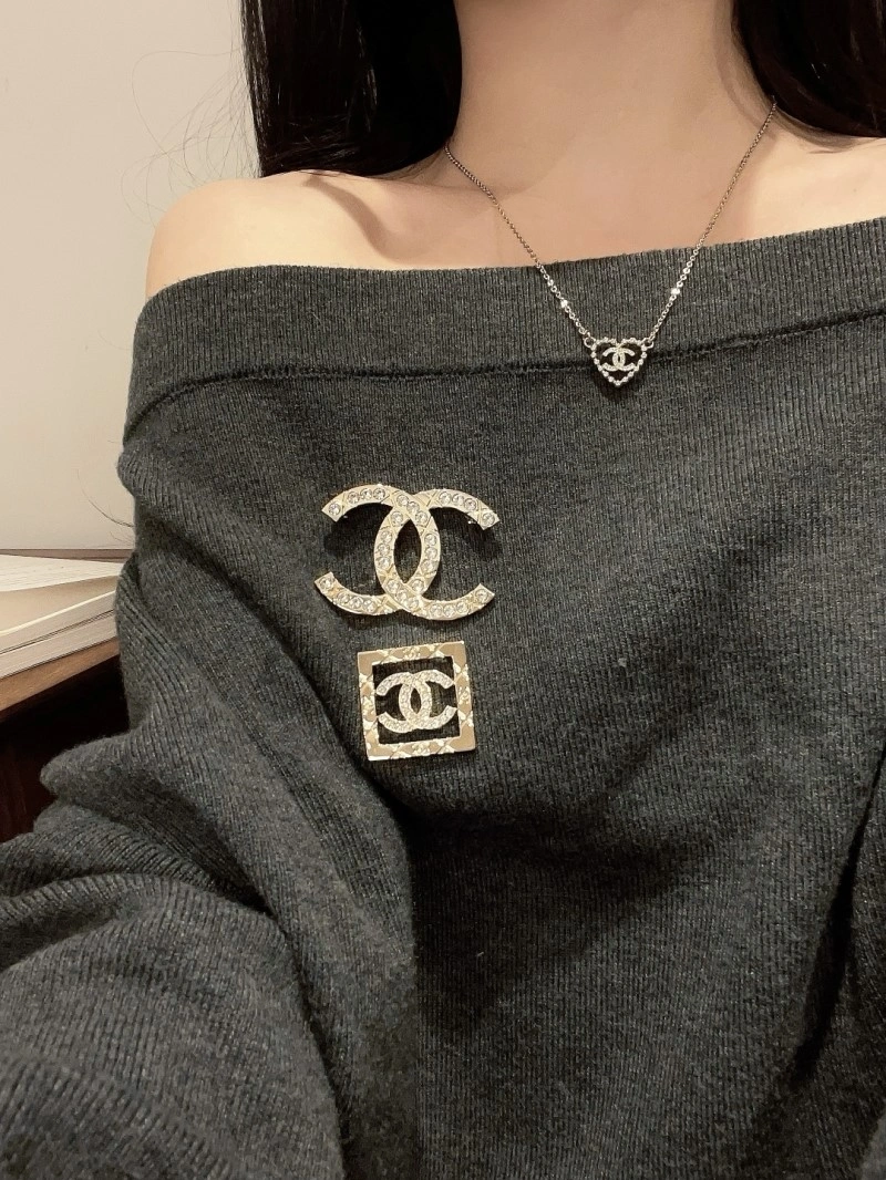 WellDesigned Chanel Brooches 221760