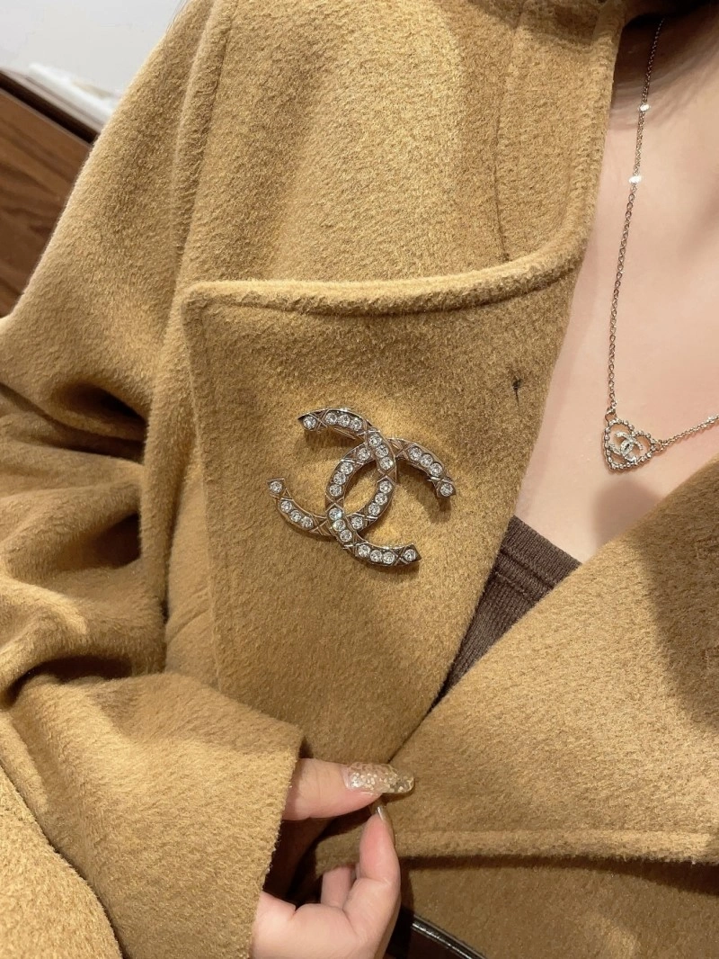 WellDesigned Chanel Brooches 221760