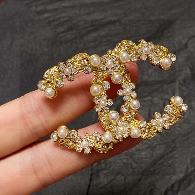 RelaxedFit Chanel Brooches 220388