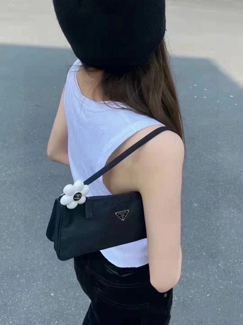 TravelReady Chanel Brooches 220392