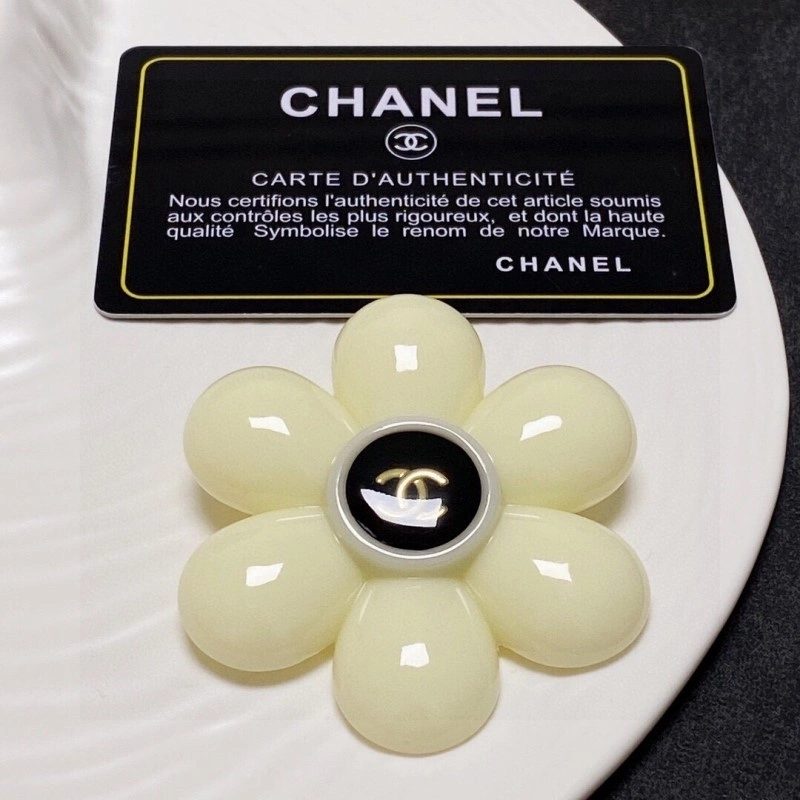 TravelReady Chanel Brooches 220392